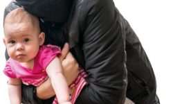 با تلاش پلیس؛ نوزاد ۱۱ ماهه ربوده شده خوزستانی در تهران به آغوش خانواده اش برگشت