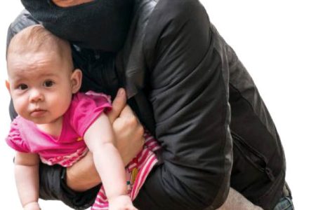 با تلاش پلیس؛ نوزاد ۱۱ ماهه ربوده شده خوزستانی در تهران به آغوش خانواده اش برگشت