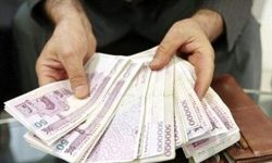 بازنگری دستمزد کارگران منوط به افزایش حقوق کارمندان