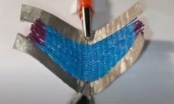 با کمک محقق ایرانی صورت گرفت؛ ابداع پارچه هوشمندی که با برق و گرما تغییر رنگ می دهد