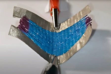 با کمک محقق ایرانی صورت گرفت؛ ابداع پارچه هوشمندی که با برق و گرما تغییر رنگ می دهد