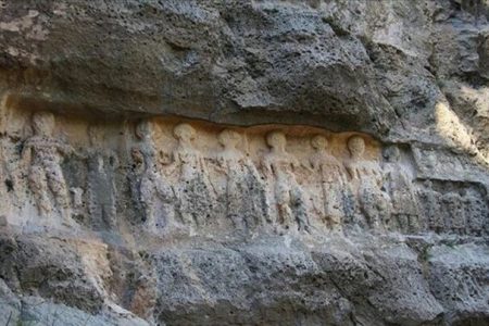 تعرض قاچاقچیان آثار باستانی به یک اثر در اندیکا/۱۲ مردی که قاچاقچیان سوراخ سوراخ‌ کردند