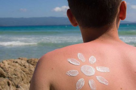 برنزه کردن ابتلا به سرطان پوست را ۱۰ برابر می‌کند/ فریب تبلیغات دروغین را نخورید