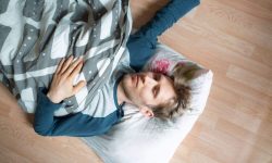 خوابیدن روی زمین خوب است یا بد؟