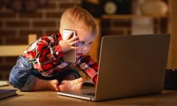 ۶ دلیل برای دور نگه‌داشتن گوشی‌های هوشمند از فرزندتان