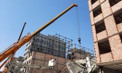 ریزش چند ساختمان غیرمجاز درحین تخریب/ خروج ۳ جسد از زیرآوار، ۱۱ مصدوم و ادامه عملیات آواربرداری