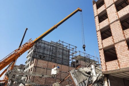 ریزش چند ساختمان غیرمجاز درحین تخریب/ خروج ۳ جسد از زیرآوار، ۱۱ مصدوم و ادامه عملیات آواربرداری