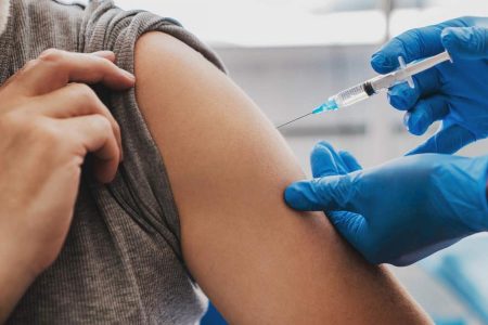 دو مقام وزارت بهداشت برای کمبود واکسن به مجلس فراخوانده شدند