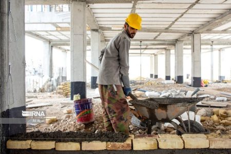 وزارت کار تکلیف کارگران را در تناقض اظهارات اخیر وزیر با معاونش روشن کند/ صحبت از حقوق ۵۰ میلیونی وزیر و تورم‌زا خواندن افزایش مزد، نمک پاشیدن روی زخم مردم است