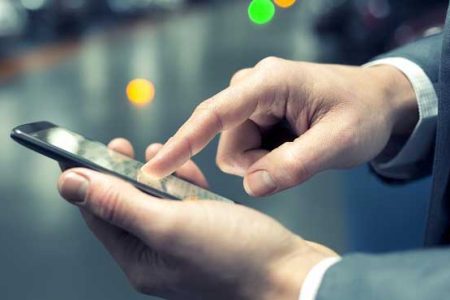 قابلیت جدیدی از اندروید ۱۵ برای استفاده از گوشی در تاریکی