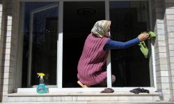 مرگ یک کارگر نظافتچی زن بر اثر سقوط از نردبان