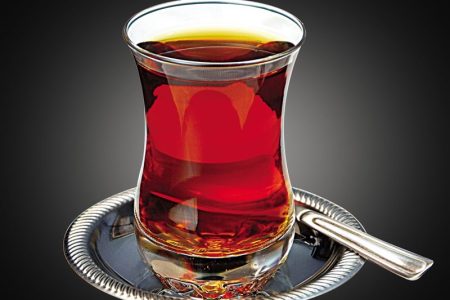 مصرف چای پُررنگ را حذف کنید/ عوارض خوردن چای شبانه