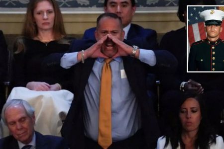 یک ایرانی سخنرانی بایدن را مختل و سپس بازداشت شد