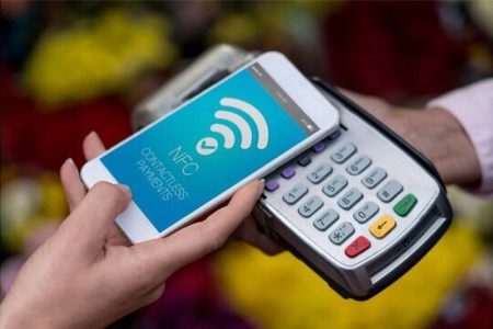 امکان پرداخت پول با موبایل به جای کارت فراهم شد/ پنج بانک به شبکه پیوستند
