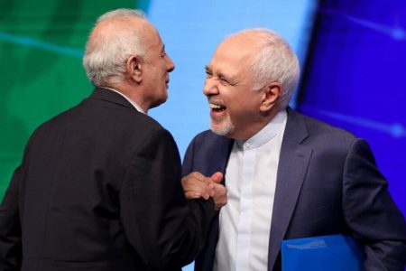 یک چهره سیاسی ظریف را به مناظره دعوت کرد / این ادعای ظریف سراسر دروغ و اتهام به مجلس بود