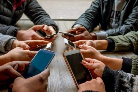 تاثیرات منفی بلندمدت استفاده زیاد از صفحه‌ نمایش در نوجوانی