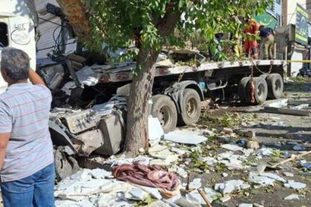 تریلر حامل سنگ در تهران خون به پا کرد+ عکس