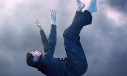 سقوط خونین دختر ۱۷ از وسایل شهر بازی