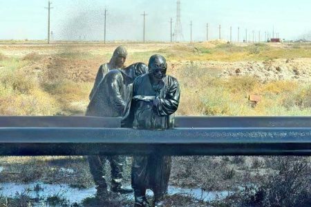 ماجرای عکسی که ترند شد؛ تلاش برای مهار نشتی خط انتقال نفت در گرمای ۵۰ درجه