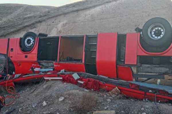 ۱۲ مصدوم در پی انحراف اتوبوس از جاده در محور آبادان – اهواز