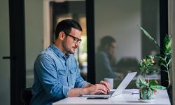 ۲۸ رفتار اشتباه رایج در محل کار که شما را بی‌ارزش و بدنام می‌کند