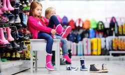 ۹ نکته مهم در خرید کفش برای کودکان و نوجوانان/ عصرها کفش بخرید