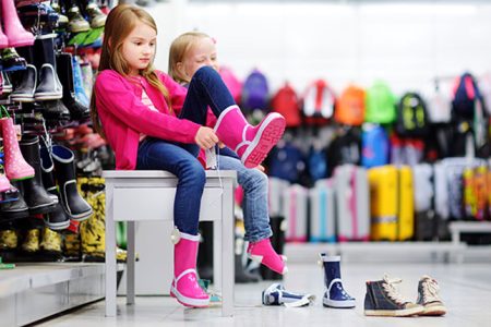 ۹ نکته مهم در خرید کفش برای کودکان و نوجوانان/ عصرها کفش بخرید