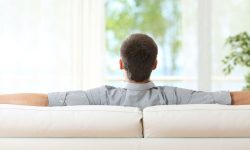 افراد را با توجه به نوع نشستن روی کاناپه بشناسید!