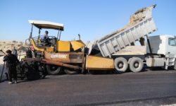 انجام عملیات روکش آسفالت جاده روستای کریم آباد تلبزان شهرستان مسجدسلیمان