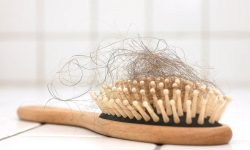 مهمترین دلایل ریزش موهای سر / ریزش چند تار مو در روز طبیعی است؟