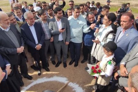 آغاز ساخت نیروگاه خورشیدی ۲۰۰ مگاواتی گتوند با حضور وزیر نیرو