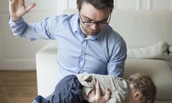 فاجعه کودک آزاری وحشتناک در سنندج / ضرب و شتم هولناک دختربچه ۹ ساله توسط نامادری