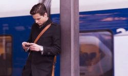 علائم آسیب موبایل به گردن/ این تب باعث کمردرد می‌شود