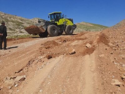 بازگشایی جاده عشایری با استفاده از ماشین آلات راهسازی شرکت نفت و گاز مسجدسلیمان