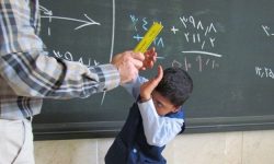 📌کتک‌ زدن ۱۳ دانش‌آموز توسط معلم به خاطر گم شدن شارژر گوشی؛ دو دانش‌آموز در بیمارستان بستری شدند!