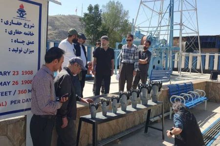 بازدید کارگردان مطرح سینمای کشور از چاه نفت شماره یک خاورمیانه در مسجدسلیمان/ عیاری فیلم جدیدش را در شهر اولین ها می سازد