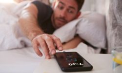 تنظیم به تعویق انداختن زنگ بیدار شدن (snooze) روی گوشی مضر است؟