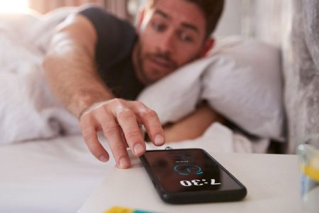 تنظیم به تعویق انداختن زنگ بیدار شدن (snooze) روی گوشی مضر است؟