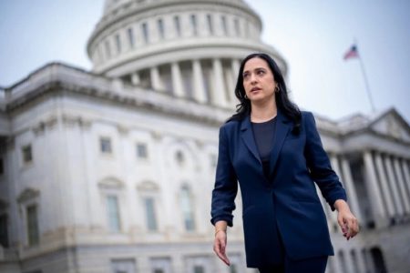 نماینده ایرانی تبار کنگره آمریکا طرح ممنوعیت تغییر نام «خلیج فارس» توسط ترامپ را کلید زد / ارتباط هواپیمای لوکس با تغییر نام‌خلیج فارس!