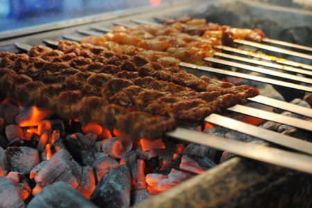 چرا کباب کوبیده شما خوشمزه نمی‌شود؟ ؛ راهنمای کامل پخت کباب کوبیده در خانه