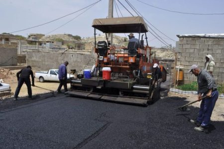 عملیات آسفالت کوی شهدا منطقه نمره هشت آغاز شد