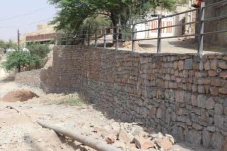 عملیات احداث دیوار حائل توسط شهرداری مسجدسلیمان/ ورودی شیخ‌مندنی ایمن‌سازی شد