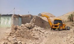 اجرای عملیات تعریض جاده شیخ مندنی با تخریب دیوار توسط شهرداری مسجدسلیمان