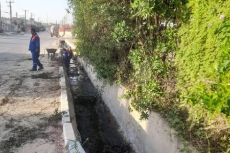 پاکسازی و لایروبی کانال‌های شهری به همت معاونت خدمات شهرداری مسجدسلیمان