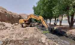 اجرای عملیات لایروبی کانال‌های روباز منطقه ریل‌وی جنب قبرستان چهاربیشه