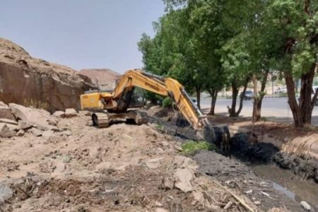 اجرای عملیات لایروبی کانال‌های روباز منطقه ریل‌وی جنب قبرستان چهاربیشه