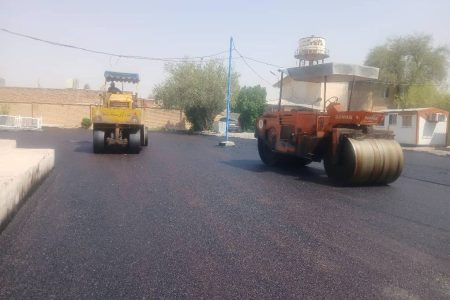 اجرای عملیات آسفالت محوطه مرکز بهداشت منطقه سالور توسط شهرداری مسجدسلیمان