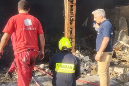 عملیات نفس‌گیر آتش‌نشانی مسجدسلیمان در مهار حریق کارگاه مبل‌سازی