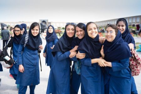 چالش‌های دانش‌آموزان با لباس فرم مدارس؛ نمی‌خواهیم شبیه دوران ناصرالدین‌شاه لباس بپوشیم!