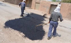 بهبود وضعیت تردد با اجرای لکه‌گیری و ترمیم معابر در هشت‌بنگله و بازار چشمه‌علی